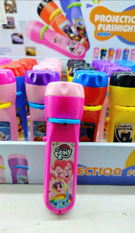 مايكروفون بروجيكتور ديزني، يُسقط أشكالاً وألواناً ساحرة على الحائط