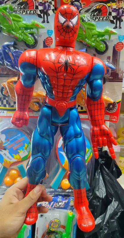 مجسم سبايدر مان السوبر جامبو، بشخصية مفصلية وإضاءة