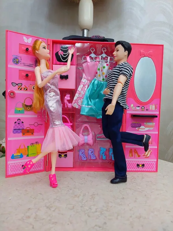مجموعة دولاب العرائس المتنقل مع دمية ولد وبنت