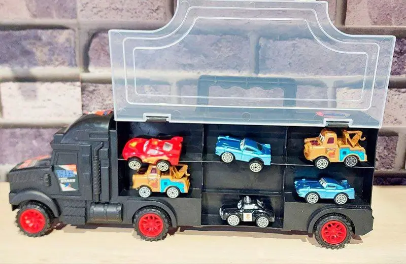 شاحنة نقل السيارات من فيلم كارز