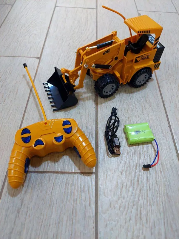 لعبة البلدوزر التي تعمل بالتحكم عن بعد وقابلة للشحن