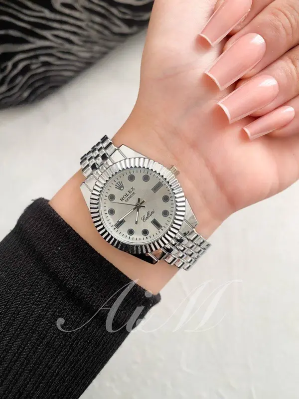 ساعة "ROLEX" النسائية بتصميمها الأنيق ومقاسها المثالي