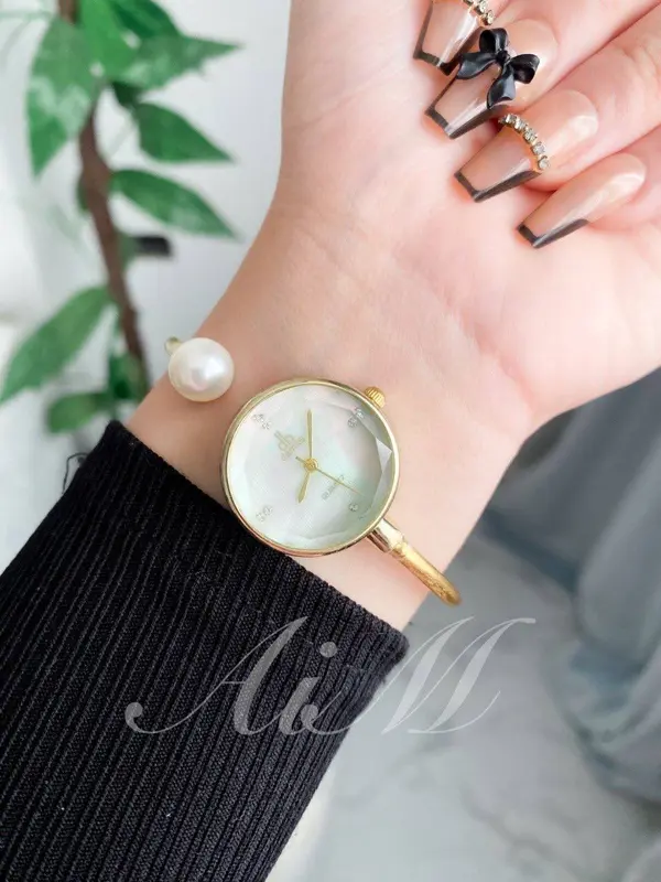 ساعة أنيقة بحزام مغناطيسي نسائي