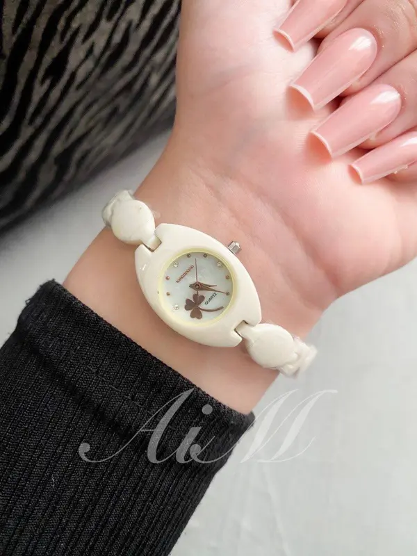 ساعة ساراي النسائية الفاخرة بسوار سيراميك وتصميم أنسيال