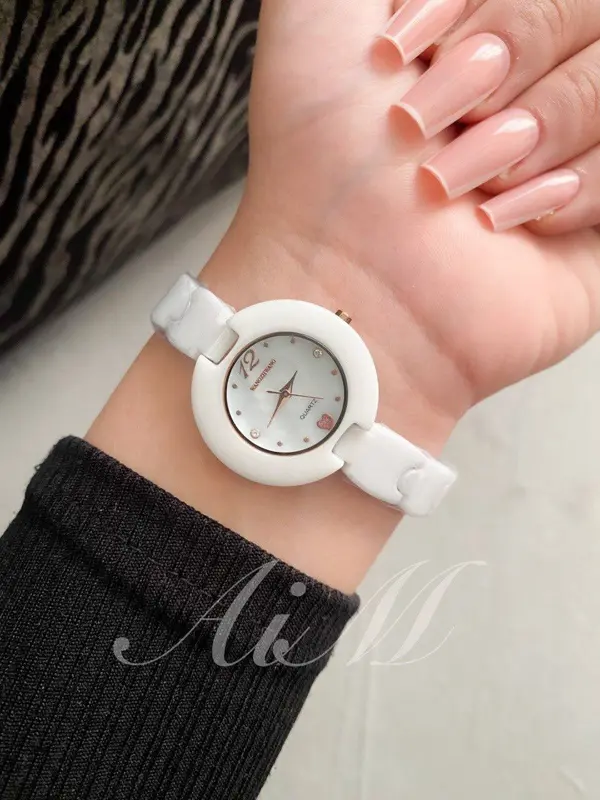 ساعة روكس النسائية بتصميم أنسيال وسوار سيراميك فاخر