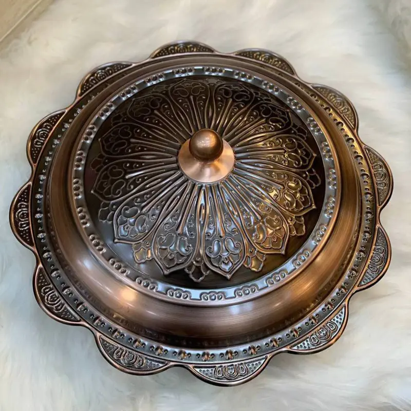 صينية التقديم الفاخرة "الشرق" بغطاء نحاسي مزخرف لولائم الكبسة والمشويات