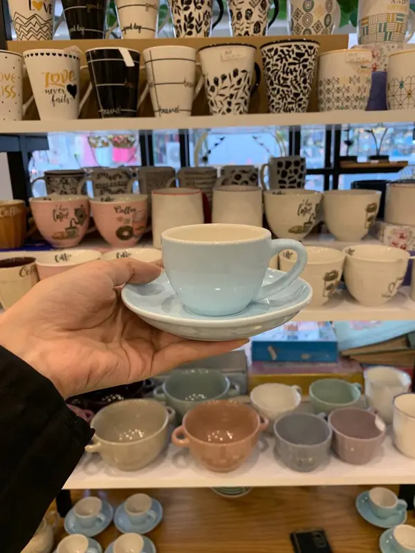 طقم قهوة "شاي الغروب" بتصميم هادئ ولون فاتح