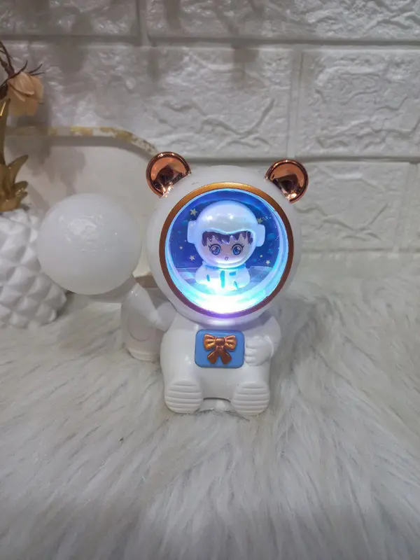 أباجورة رائد الفضاء الكرتونية مع مصباح كوكب مضيء