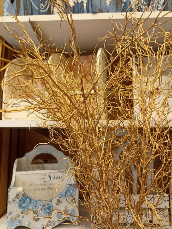 وردة "الحب الأبدي" الذهبية المعبأة في صندوق هدايا أنيق