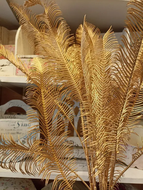 وردة "الحب العاطفي" الذهبية المعبأة في صندوق هدايا أنيق