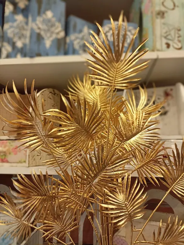 الوردة "الخالدة" الذهبية بساقها الفاخرة