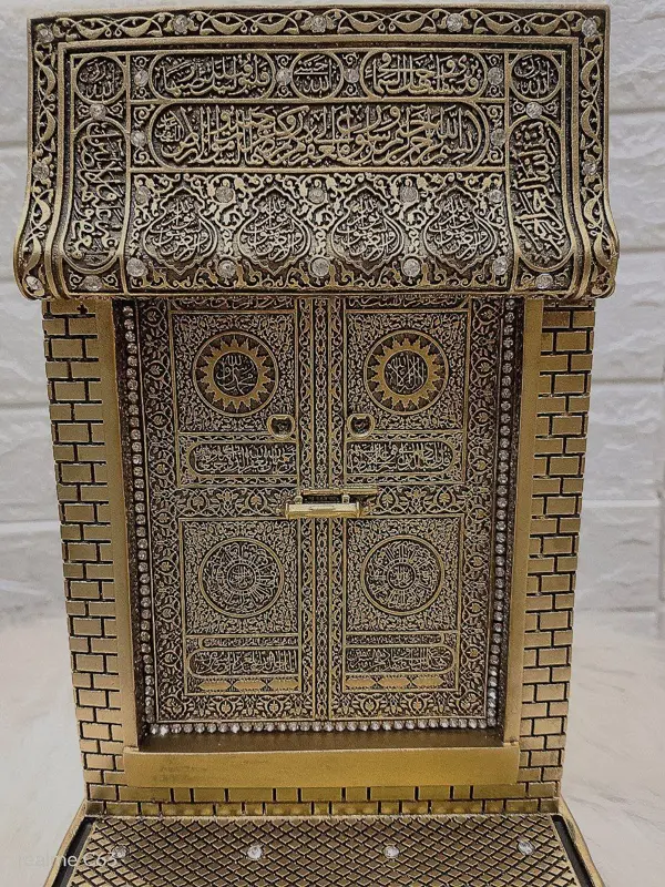 تحفة "باب الإيمان" الفنية المستوحاة من أبواب الكعبة المشرفة