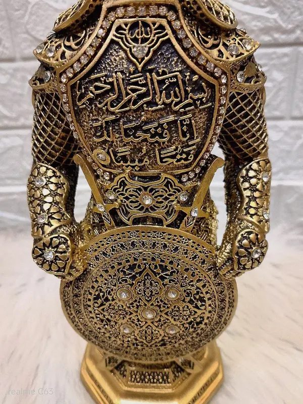 تحفة "التراث الملكي" على هيئة قميص عثماني بنقوش إسلامية