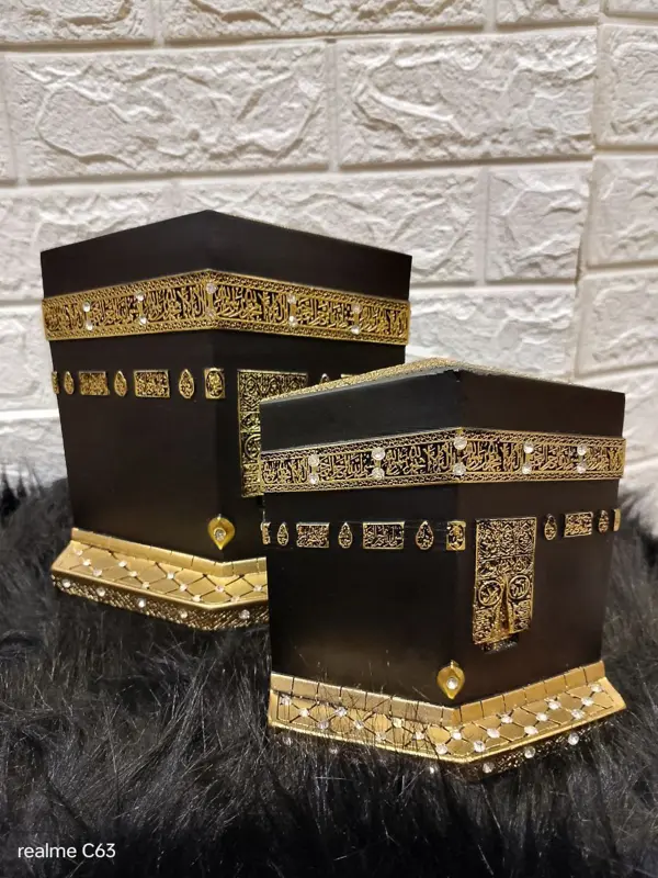 طقم "الروحانية الملكية" لمجسم الكعبة ومصحف مزين بالأحجار الكريمة