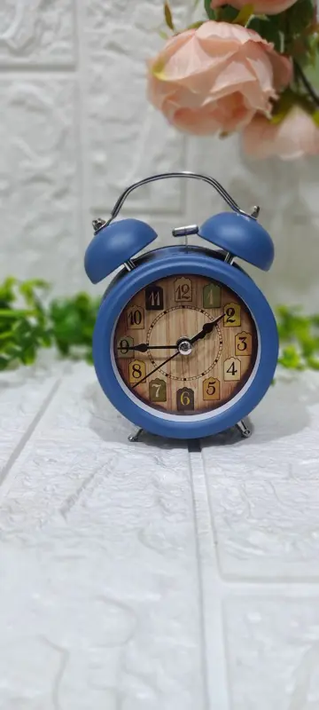 منبه "الألوان الهادئة" المعدني بتصميم كلاسيكي ساحر