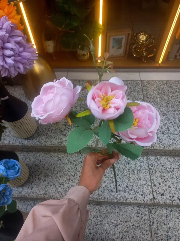 فروع "جمال الطبيعة" الديكورية بورد الجوري وألوانه الزاهية