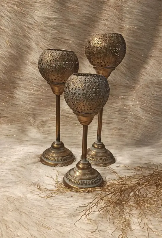 طقم شمعدان "الرقي الكلاسيكي" من 3 قطع بتصميم ذهبي وحجم كبير