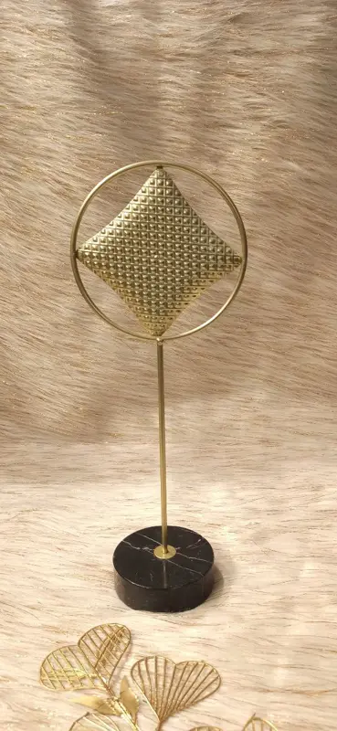 تحفة "بريق الأناقة" الديكورية بتصميم مجرد ولون ذهبي جذاب