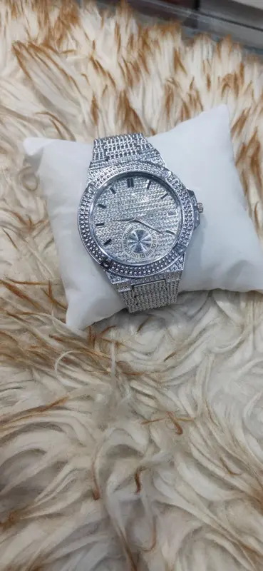 ساعة "Number One" المعدنية بتصميمها الذهبي الكلاسيكي