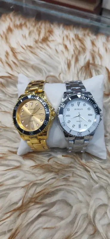 ساعة "ROMAX" الفاخرة الرجالية بتصميم سوارها الفريد ولونها الذهبي
