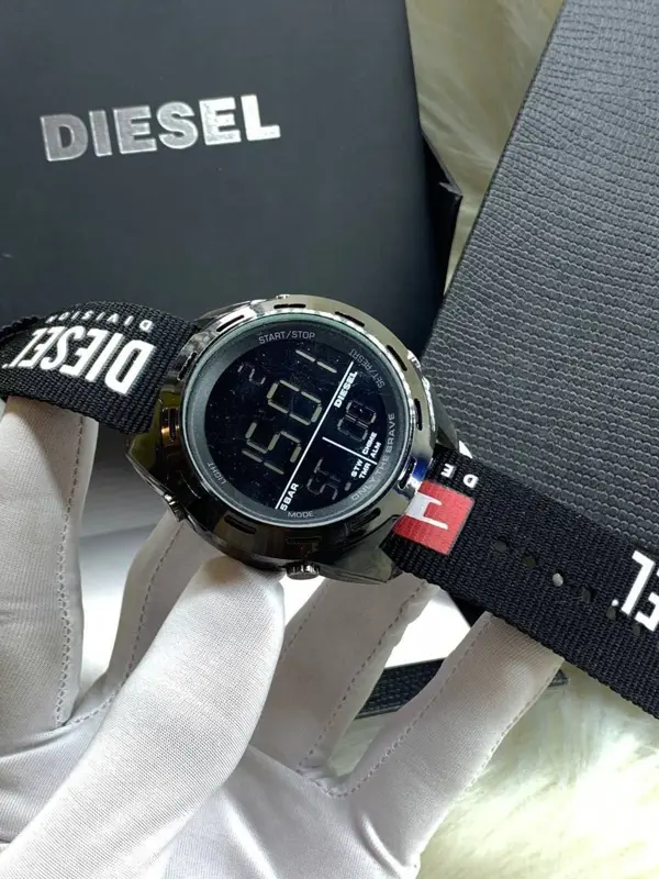 ساعة "DIESEL" الرقمية بتصميمها الرياضي الجريء وسوارها المميز