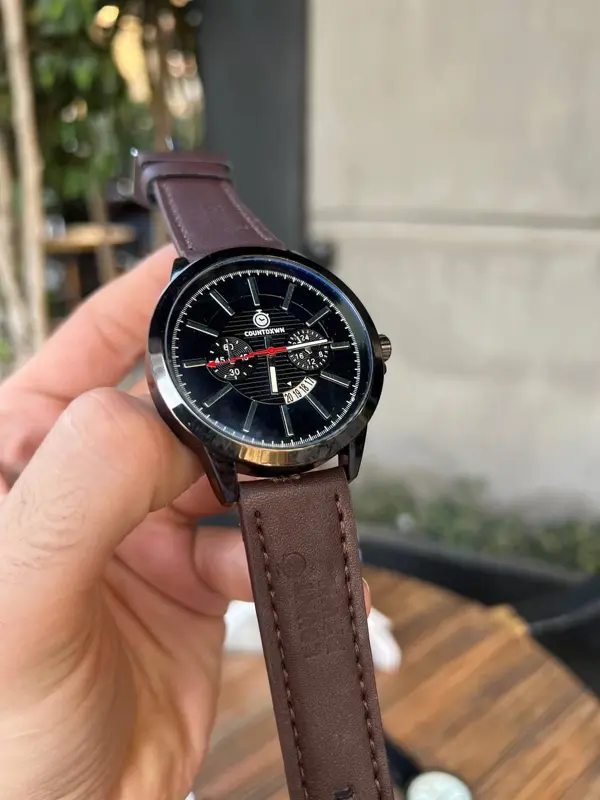 الساعة الرجالية الجلدية الكلاسيكية بمظهرها الأنيق وميزة عرض التاريخ