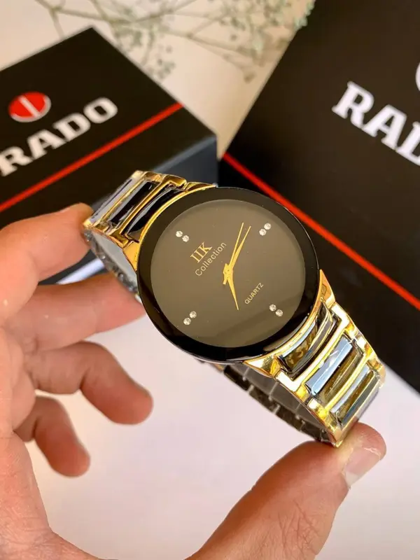 ساعة بتصميمها المعدني الفريد، شبيهه الساعة الرادو الأنيقة