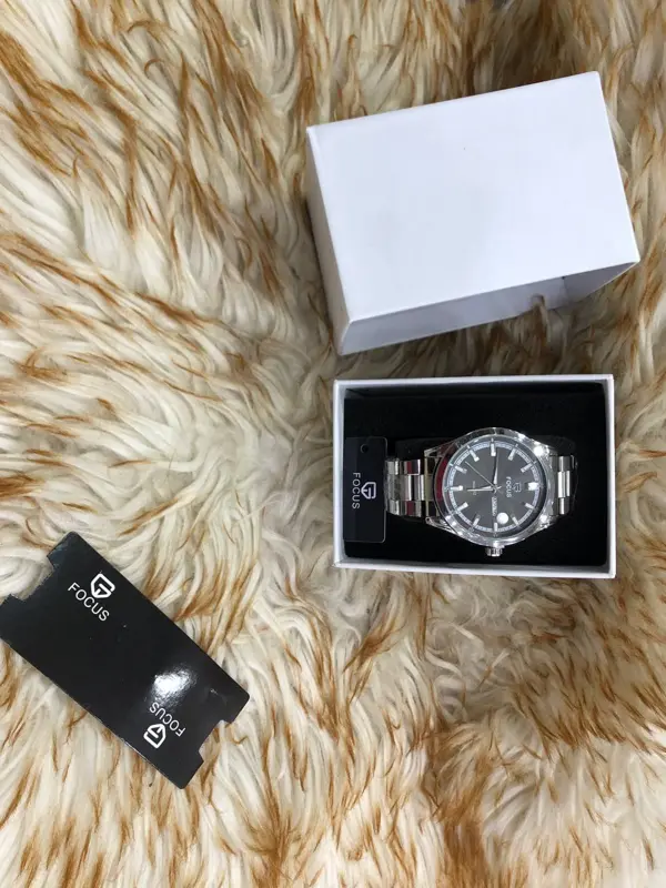 ساعة "ستيلو" الرجالية بتصميمها الصلب ولونها الثابت