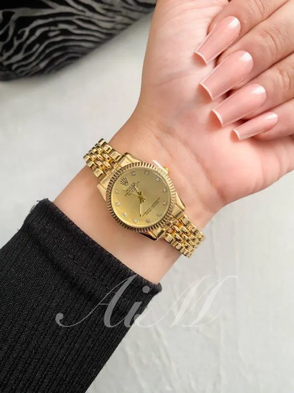 ساعة "ROLEX" النسائية بتصميمها الأنيق ومقاسها الصغير