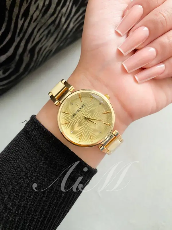 ساعة "إلورا" النسائية بتصميمها الأنيق والمرصع بالكريستال