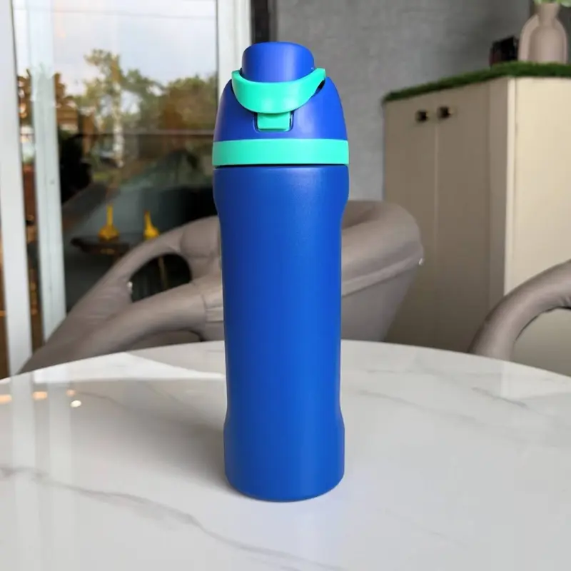 زجاجة حرارية أنيقة بتصميم Owala