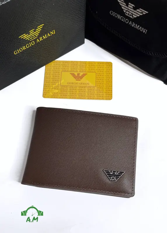 محفظة جورجيو أرماني بتصميم كلاسيكي من ميرور