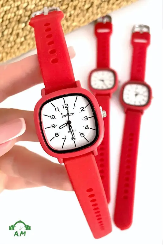 ساعة iWatch الذكية بتصميم مربع