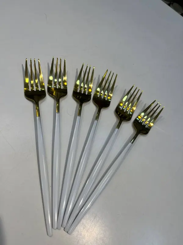 طقم شوك بتصميم عصري باللونين الأسود والأبيض والذهبي