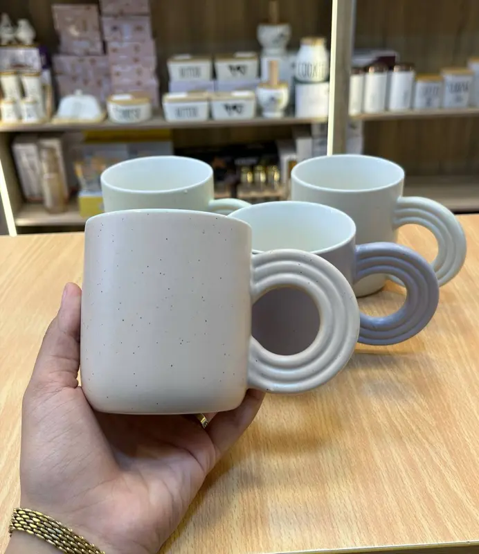 طقم مجات بورسلين بتصميم مودرن ومقبض "قوس قزح" المميز