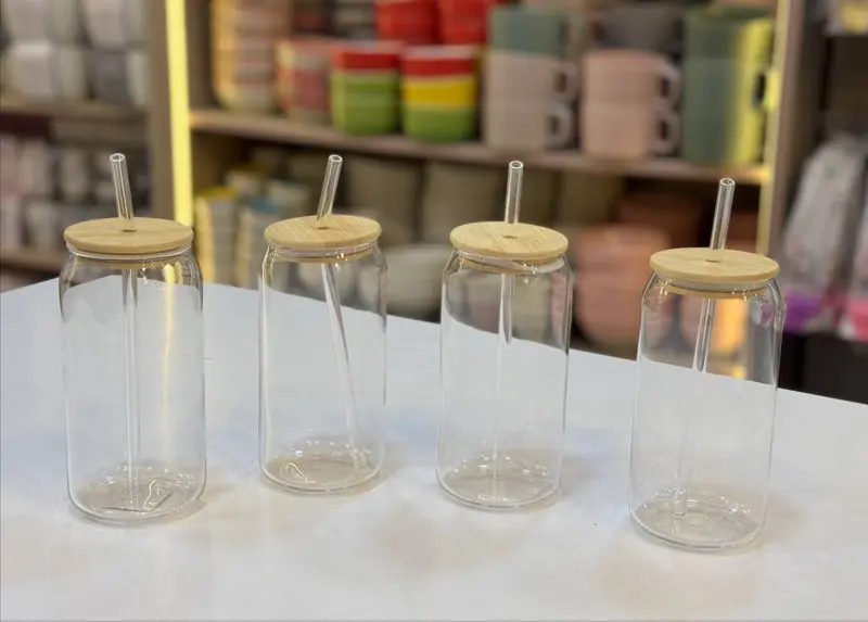 **طقم أكواب زجاجية مع غطاء خشب وشفاطة - 4 قطع