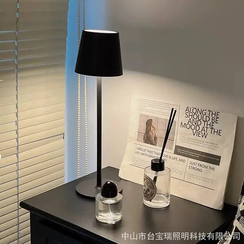 أباجورة كريستال "تاتش" قابلة للشحن (إضاءة 3D متعددة الألوان)