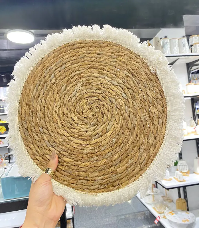 كوستر بوهيمي من الخوص بشراشيب مكرمية (لإضفاء روح فريدة على ديكوركِ)