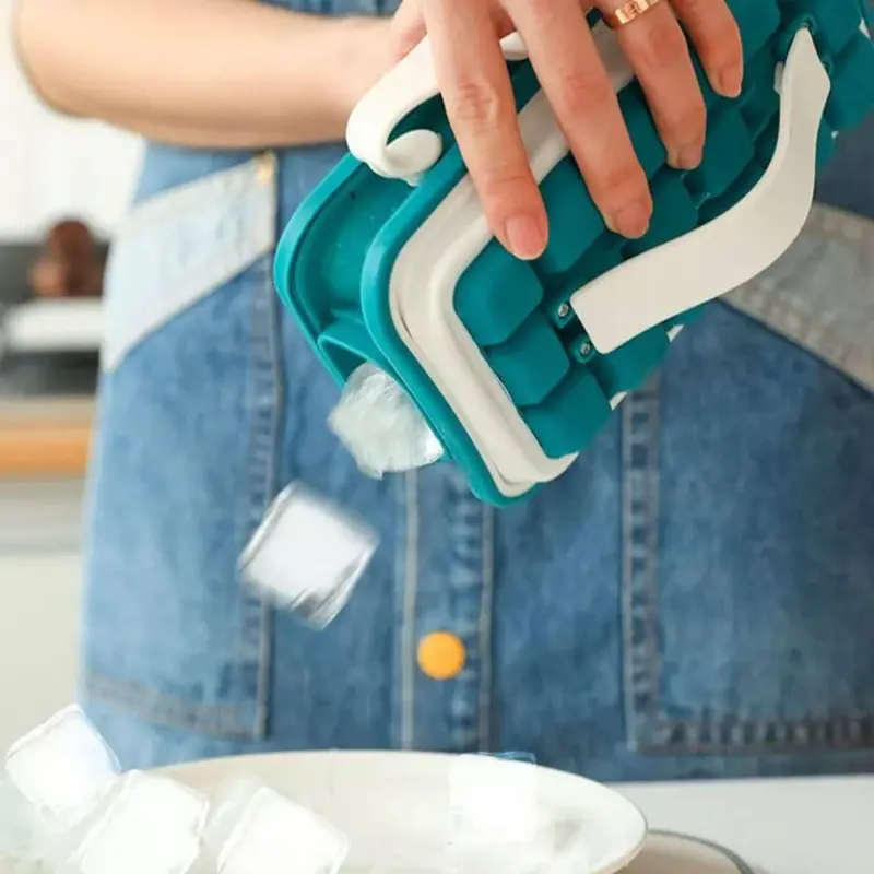 زجاجة 2 في 1 (صانع مكعبات ثلج وزجاجة رياضية)