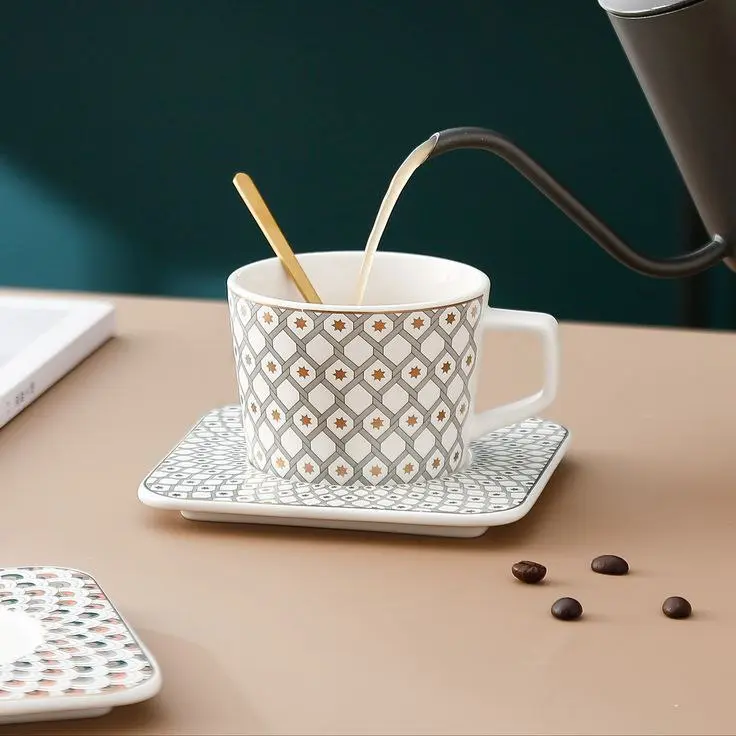 فنجان قهوة وطبق مزخرف