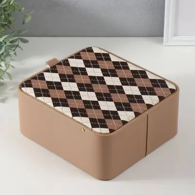 منظم مجوهرات بتصميم مربع ونقشة هندسية