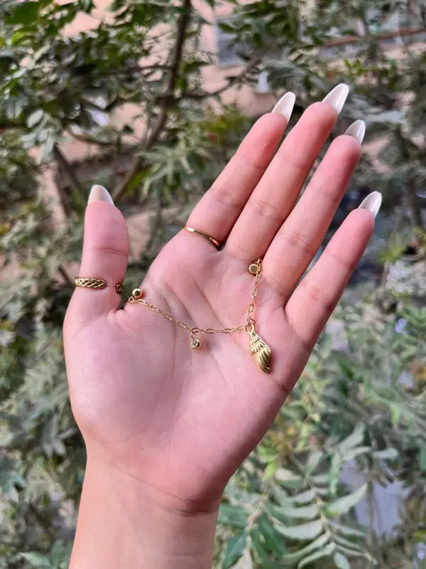 إسورة "همسة الريشة" من مجموعة "ذا إليجنت لايت"