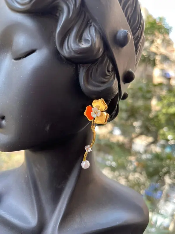 حلق "زهرة الربيع" من "ذا سويت بلوسوم"