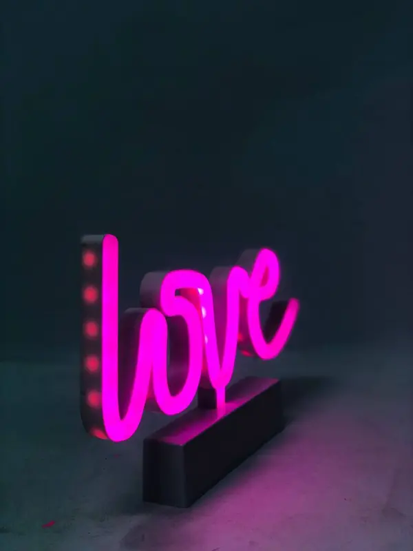 إضاءة LOVE المضيئة