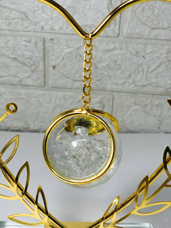 دلاية القلب الذهبية بتصميم عتيق وكرة زجاجية داخلية