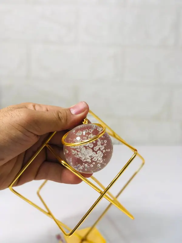 الدلاية المعينية الذهبية بتصميم عتيق وكرة زجاجية داخلية