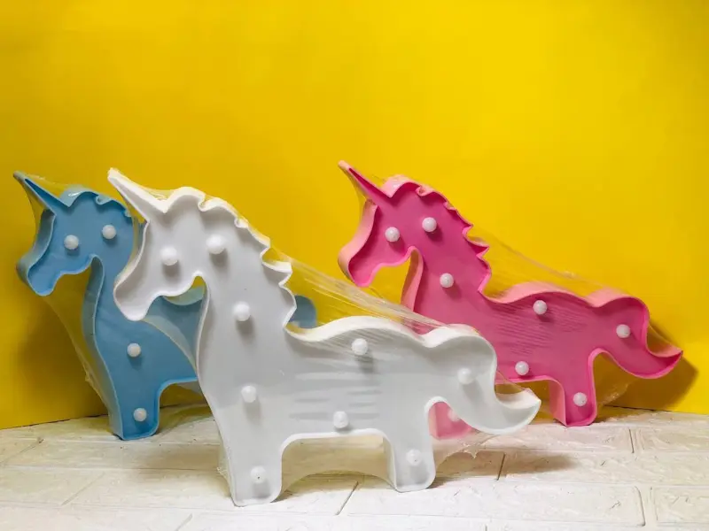 مصباح الحصان المضيء بتأثيرات ضوئية متعدّدة يعمل بالبطارية