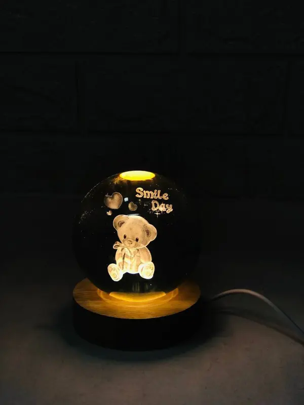 البلّورة الزجاجية المضيئة بألوان متعدّدة وقاعدة خشبية