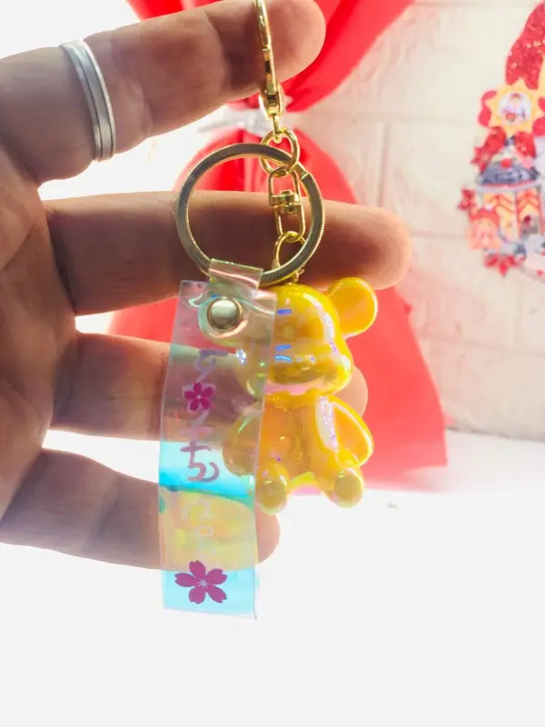 ميدالية الدب الجالس الساحرة، تصميم فريد بألوان جذابة