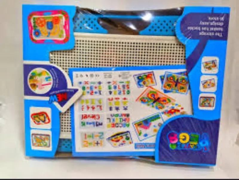 لوحة رسائل إبداعية مع دبابيس وحروف وأرقام